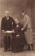 FANTAISIE - Photo De Famille - Une Jeune Femme Et Ses Parents - Carte Postale Ancienne - Sonstige & Ohne Zuordnung