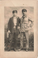 FANTAISIE - Hommes - Deuc Amis Prenant Une Photo Ensemble - Carte Postale Ancienne - Hommes