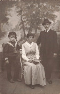 FANTAISIE - Photo De Famille - Un Petit Garçon En Habits De Marin Avec Ses Parents - Carte Postale Ancienne - Autres & Non Classés