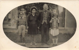 FANTAISIE - Photo De Famille - Un Famille Dans Le Jardin - Médaillon - Carte Postale Ancienne - Other & Unclassified