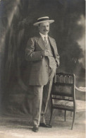 FANTAISIE - Homme - Homme En Costume Près D'une Chaise - Moustache - Chapeau - Carte Postale Ancienne - Hommes