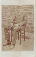 FANTAISIE - Homme - Homme En Costume Assis Sur Une Chaise - Moustache - Canne - Carte Postale Ancienne - Männer