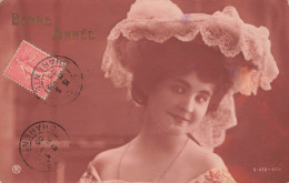 FANTAISIE - Femme - Bonne Année - Châpeau à Dentelles - Carte Postale Ancienne - Frauen
