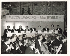 Photographie Originale  - Mega Dancing Presents Miss World 1959 - Jury De Célébrité - Dim:20/25 Cm - Personalidades Famosas