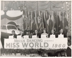 Photographie Originale  - Mega Dancing Presents Miss World 1960 - Jury De Célébrité - Dim:20/25 Cm - Personalidades Famosas