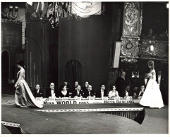 Photographie Originale  - Mecca Dancing Presents Miss World 1963 - Jury De Célébrité - Dim:20/25 Cm - Célébrités