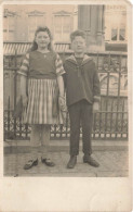 ENFANTS - Deux Enfants Dans La Rue Se Tenant La Main - Carte Postale Ancienne - Sonstige & Ohne Zuordnung