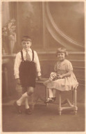 ENFANTS - Deux Enfants - Garçon Debout - Fillette Assise Avec Un Bouquet - Carte Postale Ancienne - Sonstige & Ohne Zuordnung