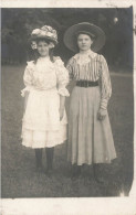 FANTAISIE - Femmes - Deux Jeunes Femmes Prises En Photo - Parc - Chapeaux - Carte Postale Ancienne - Frauen