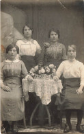 FANTAISIE - Femmes - Quatres Femmes - Table Avec Des Fleurs - Carte Postale Ancienne - Femmes