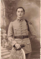 MILITARIA -  Soldat En Uniforme Tenant Ses Gants - Chaise - Carte Postale Ancienne - Personnages