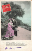 COUPLE - Un Couple Dans Un Parc - Banc - Robe Rose - Carte Postale Ancienne - Couples