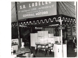 Photographie Originale  - Salon Des Arts Ménagers Stand General Motors - SA Labelec - Dim: 13/18 Cm - Lieux