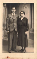 COUPLE - Un Couple âgé - Adultes  - Costume Rayé - Carte Postale Ancienne - Koppels