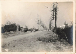 Photographie Originale  - Photo De Militaires Sur Un Chemin Dans Un Village En Ruine - Dim: 13/18 Cm - Krieg, Militär