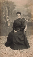 FANTAISIES - Femme Assise En Robe Noire - Carte Postale Ancienne - Women