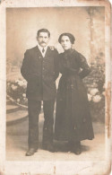 COUPLE - Un Couple Habillé En Noir - Carte Postale Ancienne - Couples