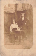 COUPLE - Un Couple Habillé En Noir - Moustache - Extérieur - Carte Postale Ancienne - Couples