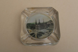 SOUVENIR DE LA CHAPELLE MONTLIGEON ORNE CENDRIER EN VERRE MOULE AVEC GRAVURE DE LA BASILIQUE NOTRE DAME - Oggetti 'Ricordo Di'