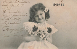 FANTAISIES - Un Enfant Seul Et Tenant Un Bouquet De Fleur Dans Sa Main - Carte Postale Ancienne - Other & Unclassified