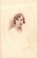 CARTE PHOTO - Femme - Portrait - Carte Postale Ancienne - Fotografie