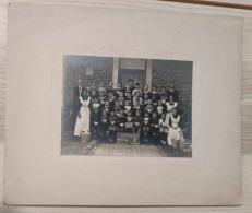 Photographie Originale Dans Cadre Carton - Souvenir De La Soupscolaire - Limont - 2 Juin 1917 - Dim:24/30 Cm - Anonyme Personen