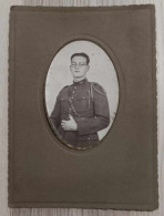 Photographie Originale Dans Cadre Carton - Homme - Portrait Militaire Dans Médaillon - Dim:15/21 Cm - Personnes Anonymes