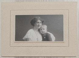 Photographie Originale Dans Cadre Carton - Maman Et Son Fils - Dim:18/13 Cm - Anonyme Personen