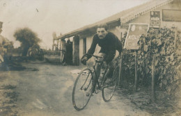 CPA PHOTO - Coureur à Identifier - Panneau En Arrière Plan : ARMO...... - Wielrennen