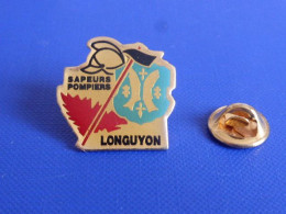 Pin's Sapeurs Pompiers Longuyon - Hache Casque Blason - Meurthe Et Moselle (KD10) - Bomberos