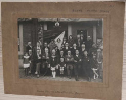 Photographie Originale  - Allons Bonne Femme - Femina Photo - Grivegnie - Groupe De Personne Devant Le Drapeau - Anonymous Persons