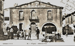 14594 Gard - VERGEZE   :  Marchands Ambulants Devant L'Hotel De Ville -  Belle Animation...circulée En 1905 - Vergèze