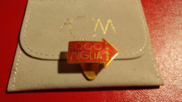 Boutonnière Lapel Pin " 1000 Miglia " En Métal Doré Et émail Rouge Années 1952 Johnson Milano - Uniformes Recordatorios & Misc