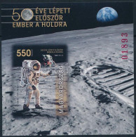 ** 2019 50 éve Lépett Először Ember A Holdra Vágott Blokk (8.000) - Other & Unclassified