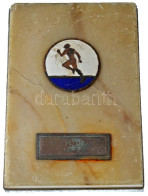 1949. "MTK Díja 1949" Bronz Lemezplakett (47x17mm) és Zománcozott Bronz Díjérem (37mm) Felakasztható Márványtalapzaton ( - Sin Clasificación