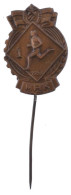 1953. "MHK (Munkára, Harcra Kész) Ismétlő I " Rákosi-címeres Bronz Kitűző (23x17mm) T:AU - Sin Clasificación
