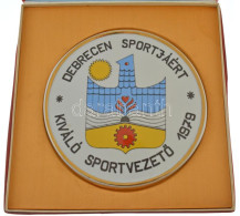 1979. "Debrecen Sportjáért - Kiváló Sportvezető 1979" Nagyméretű Hollóházi Porcelán Emlékérem Sérült Tokjában (170mm) T: - Non Classificati