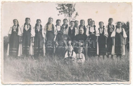 * T3 1944 Kisesküllö, Aschileu Mic (Kolozsvár, Cluj); Papok és Népviseletbe öltözött Asszonyok / Priests And Women In Fo - Ohne Zuordnung