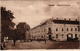 * T1/T2 Ruttka, Vrútky; Korona Szálloda, Varjassy László üzlete. Vasúti Levelezőlapárusítás 1438. / Hotel, Shops - Ohne Zuordnung