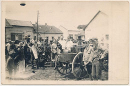 * T2/T3 1927 Szobránc, Sobrance; Fő Utca, Katonák Tábori Mozgókonyhánál ételosztáskor, Háttérben Frantisek Dedina üzlete - Zonder Classificatie