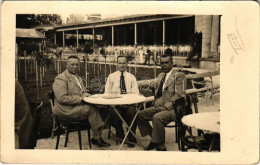 T2/T3 1938 Rogaska Slatina, Rohitsch-Sauerbrunn; Men At Restaurant Teras, Tonka Photo (kopott Sarkak/ Worn Corners) - Sin Clasificación