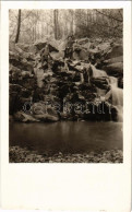 ** T2/T3 Túrázók Fotója Egy Ismeretlen Vízesésnél / Hikers At An Unknown Waterfall, Photo - Zonder Classificatie