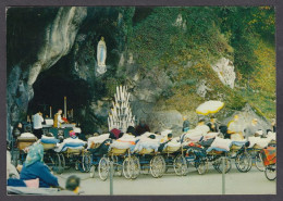 121372/ Lourdes, Les Malades Devant La Grotte - Luoghi Santi