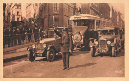 Paris 10ème * L'agent De Police Et Circulation , Les Grands Boulavrds , La Porte St Denis * Autobus Autocar Bus Car Auto - Distretto: 10