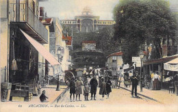 33 - ARCACHON : Rue Du Casino ( Bonne Animation En 1er Plan ) - Jolie CPA Colorisée - Gironde - Arcachon