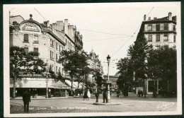 LYON (69/Rhône) - Boulevard Des Belges , Avec Policier En Uniforme Au Milieu Du Carrefour , Bar Sur Coté Gauche - Lyon 6