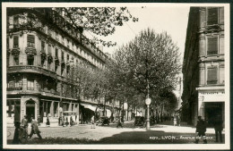 LYON (69/Rhône) - Avenue De Saxe , Enseigne Chirurgien Dentiste , Voitures Anciennes Sur L'avenue , Passants - Lyon 6