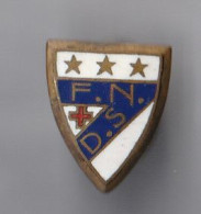 PIN'S BOUTON VESTE  THEME MEDICAL FNDS FONDS NATIONAL POUR LA DEMOCRATIE SANITAIRE LA COIX ROUGE  3 ETOILES - Geneeskunde