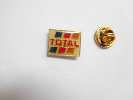 Superbe Pin's  , Carburant Essence , Oil , Huile , Logo Total , Signé On The Top , 12x16 Mm - Carburants