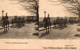 Carte Postale Vue Stéréoscopique Julien Damoy Série N°11 Section D Artillerie Attendant Le Defile - Stereoscope Cards